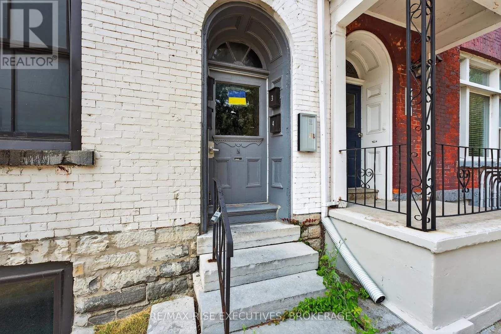 160 KING STREET E