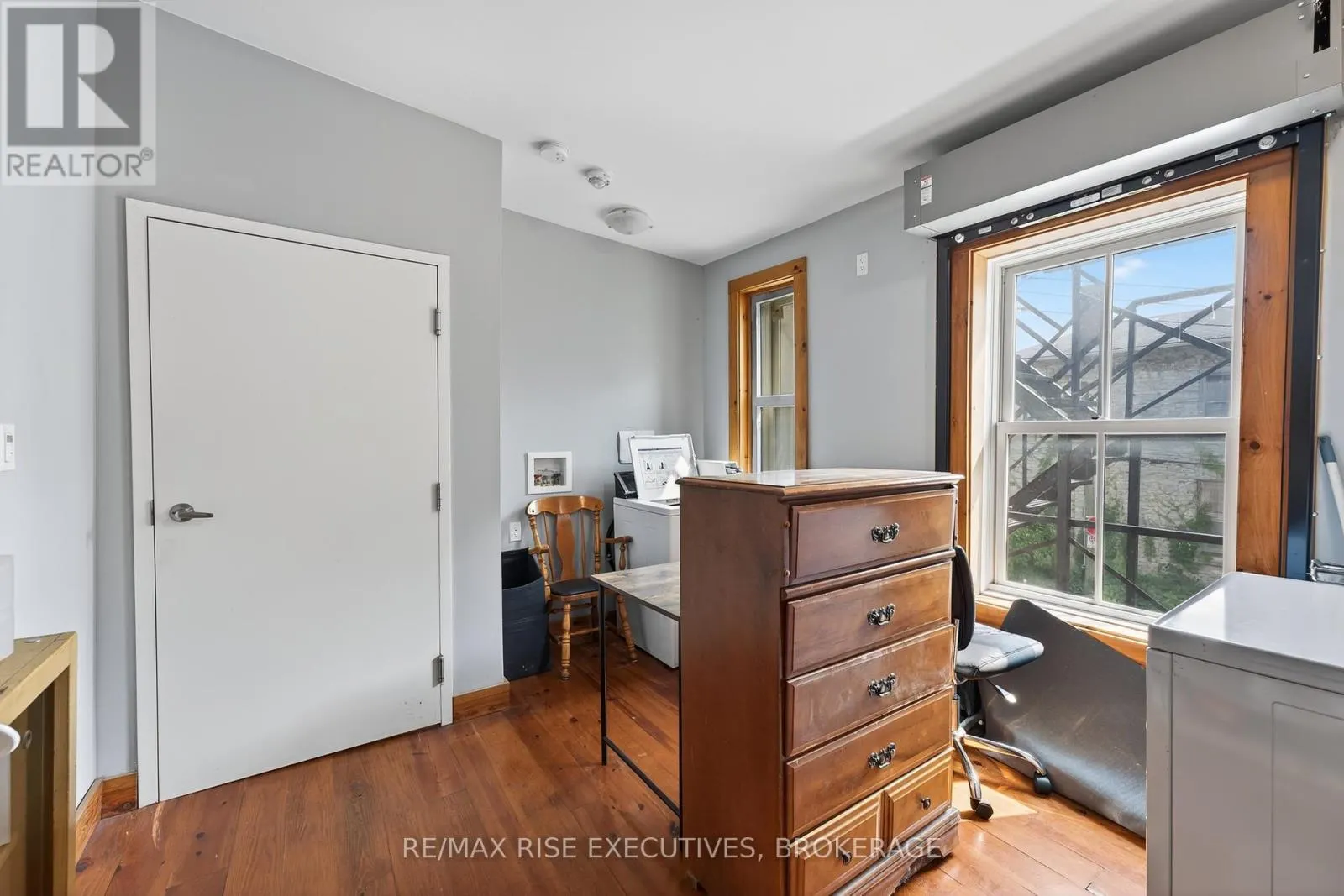 160 KING STREET E