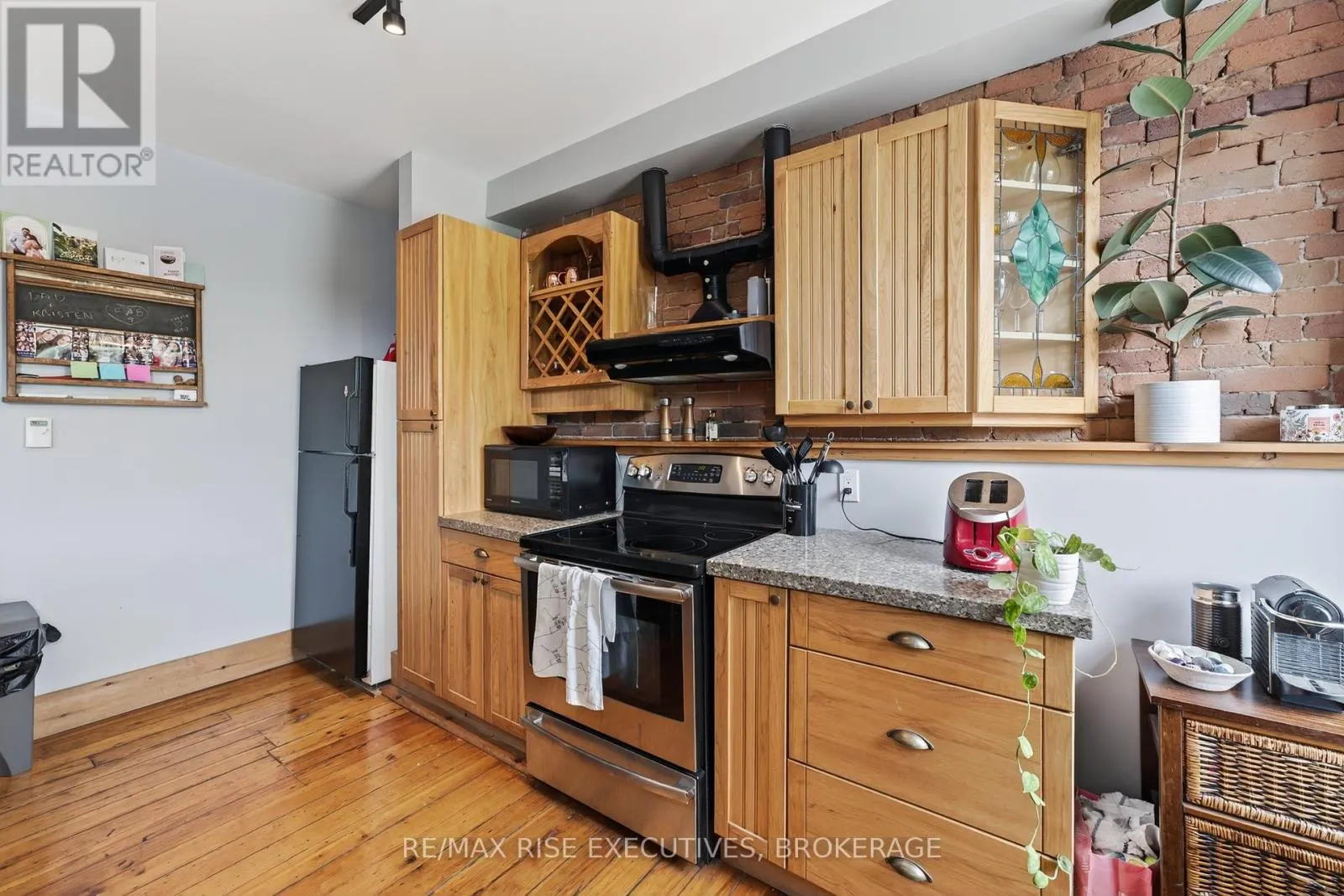 160 KING STREET E