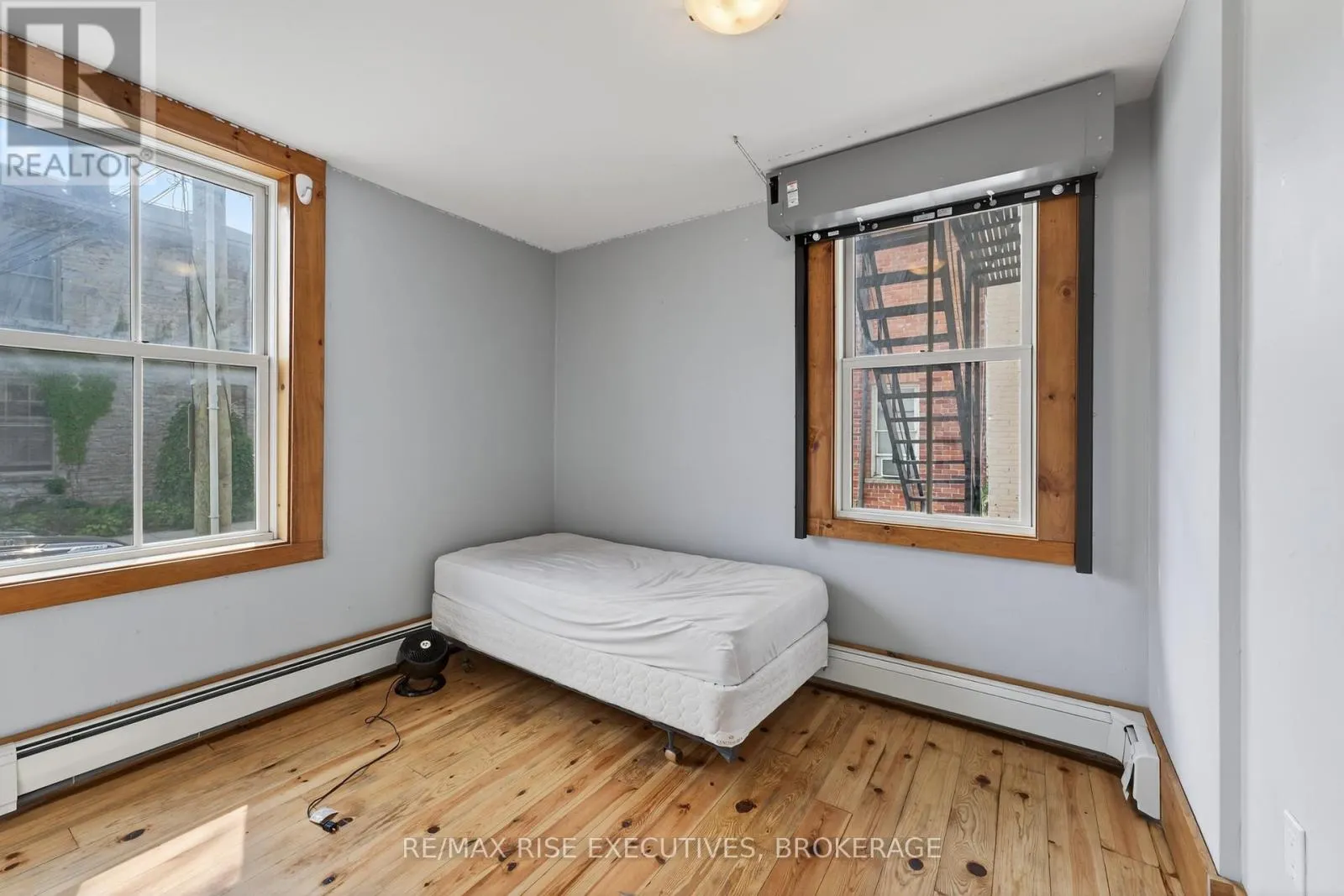 160 KING STREET E