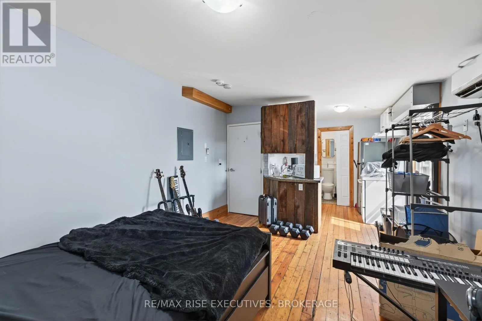 160 KING STREET E