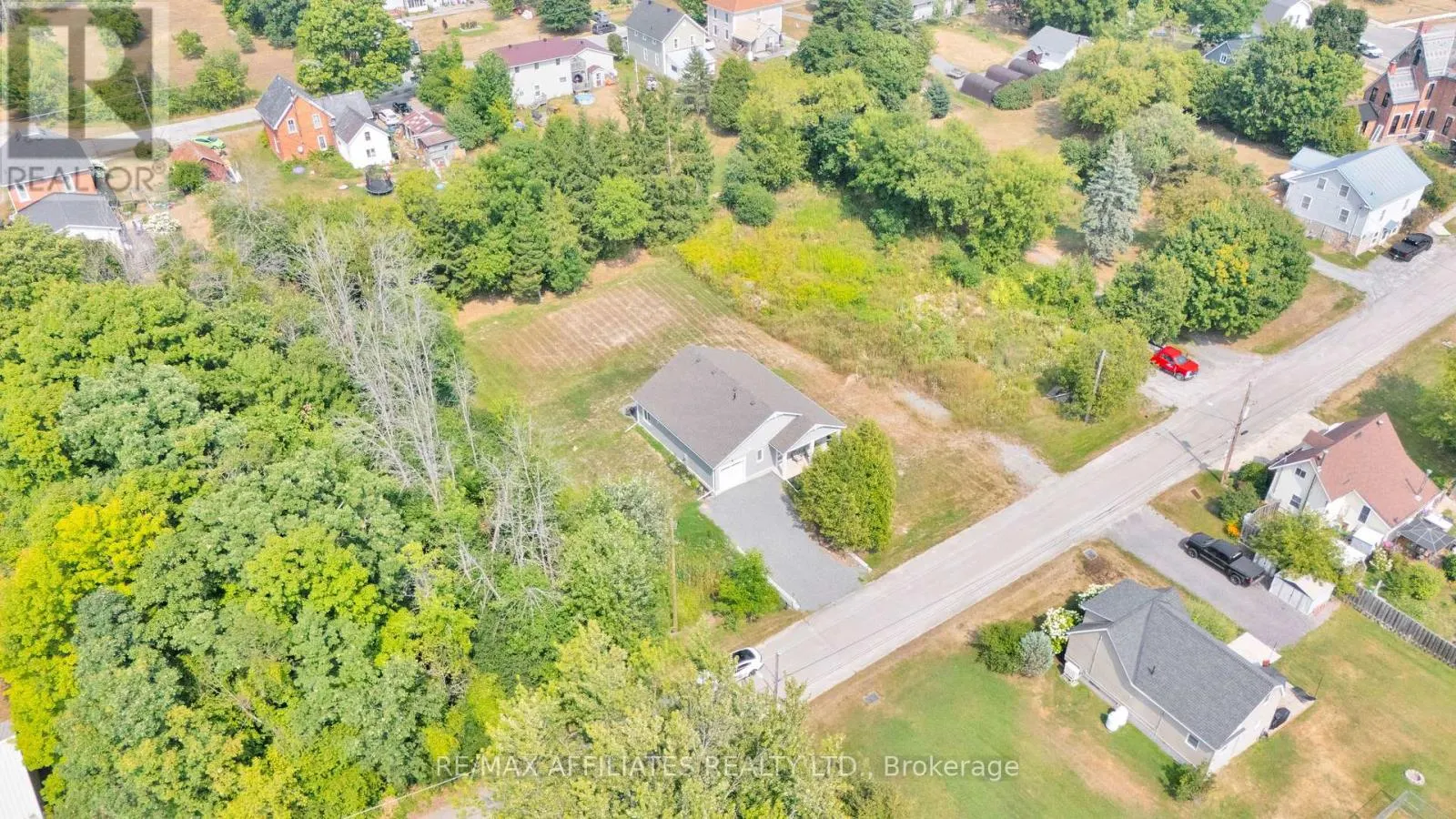 8 SIMCOE STREET
