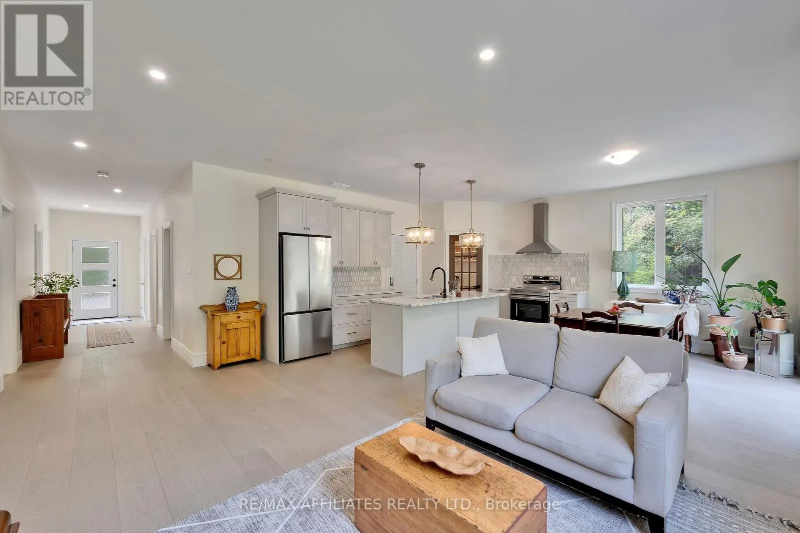 8 SIMCOE STREET