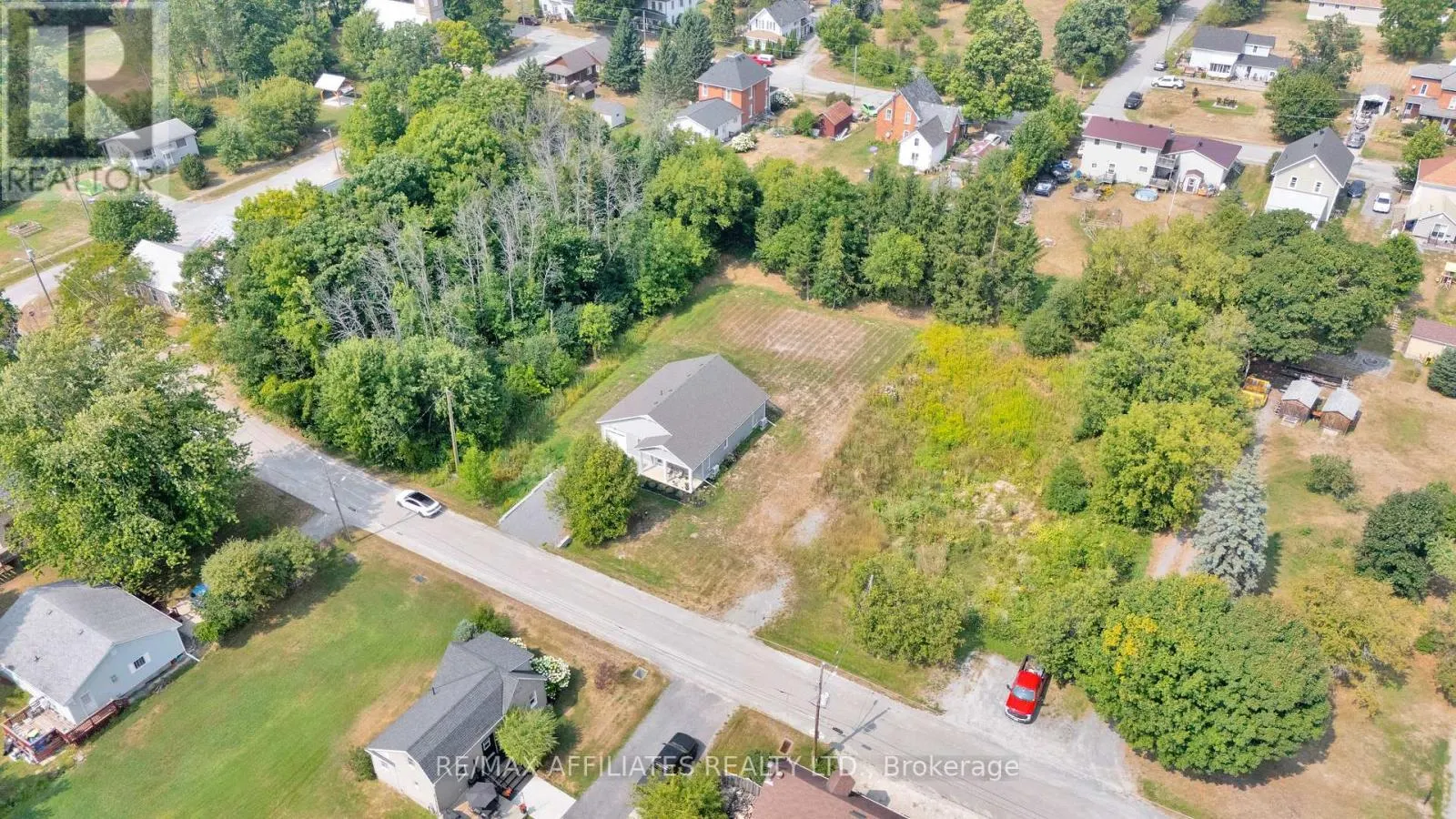 8 SIMCOE STREET
