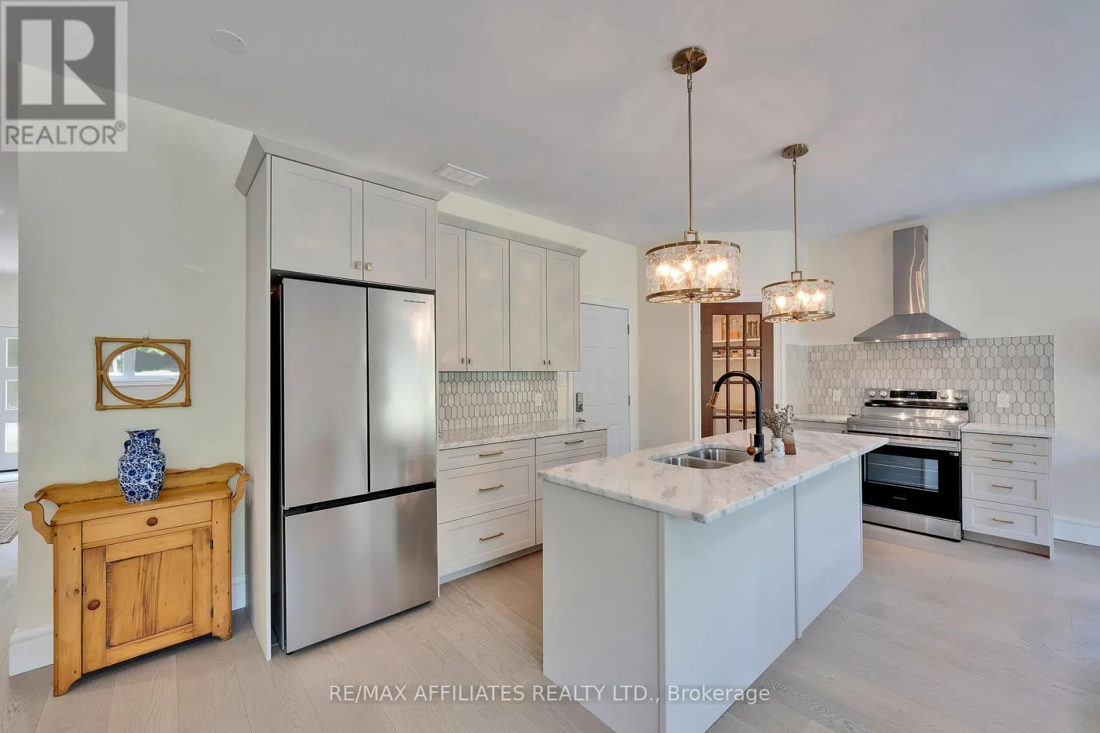 8 SIMCOE STREET