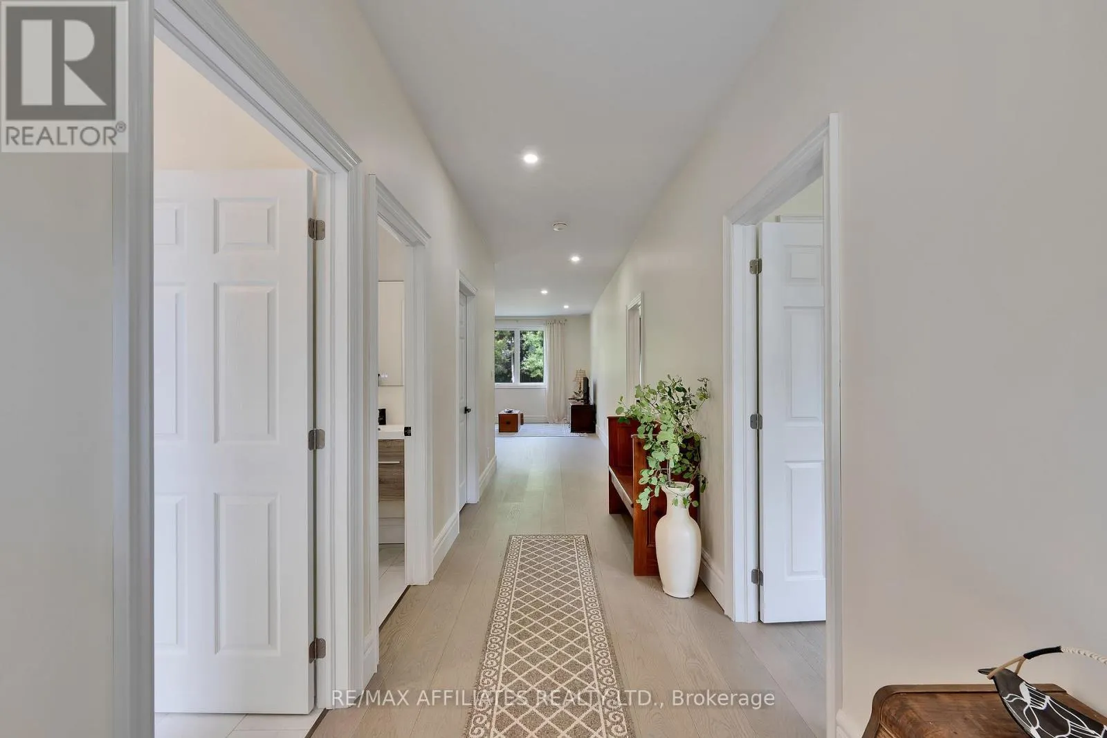 8 SIMCOE STREET