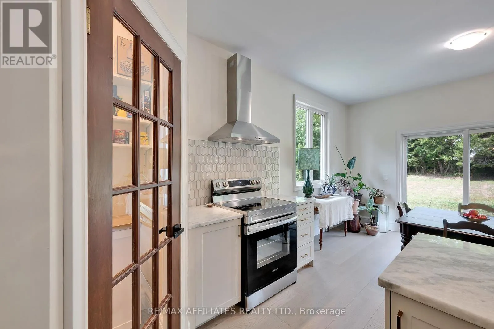 8 SIMCOE STREET