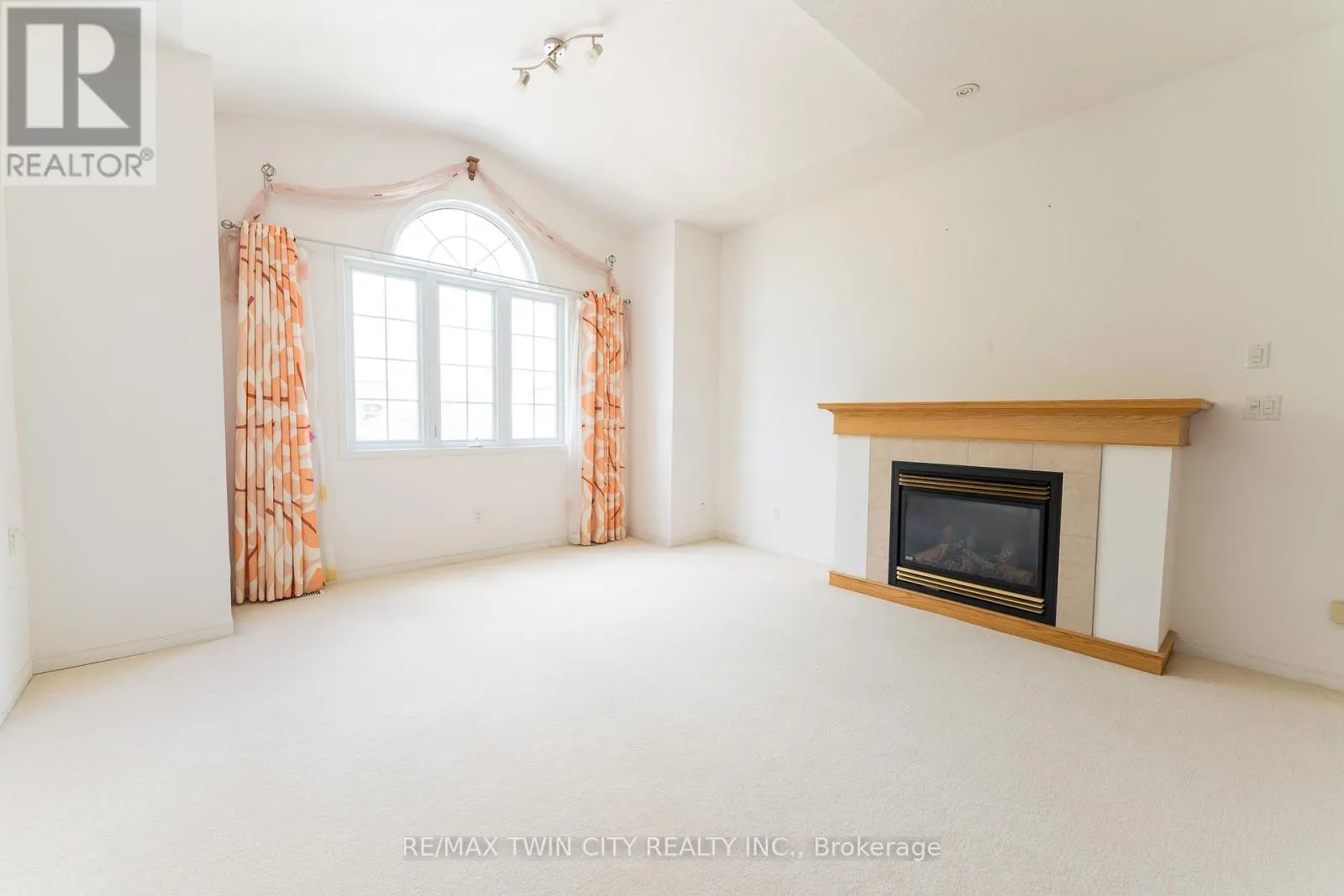 211 SLEAFORD STREET