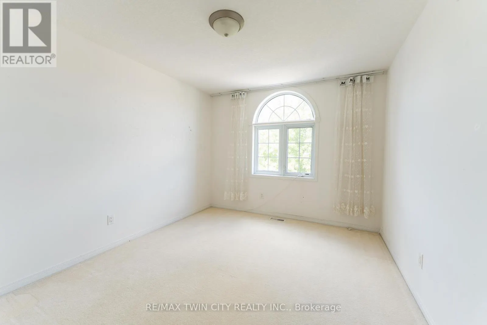 211 SLEAFORD STREET