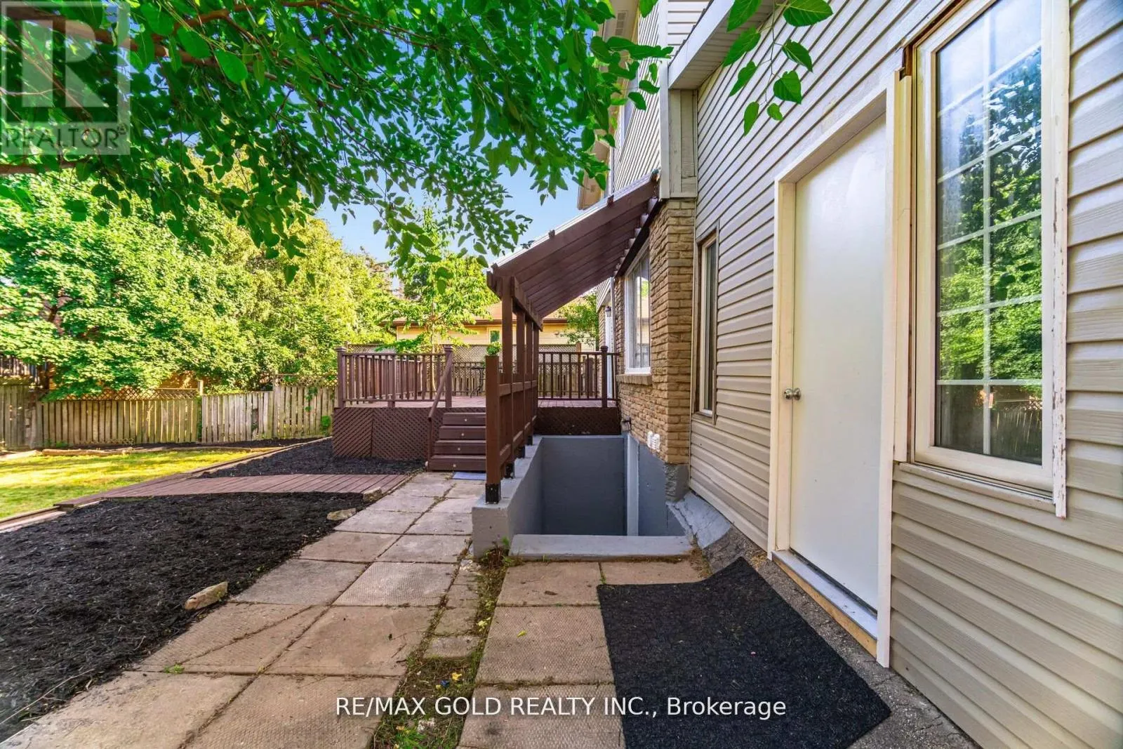 212 CEDARWOODS CRESCENT