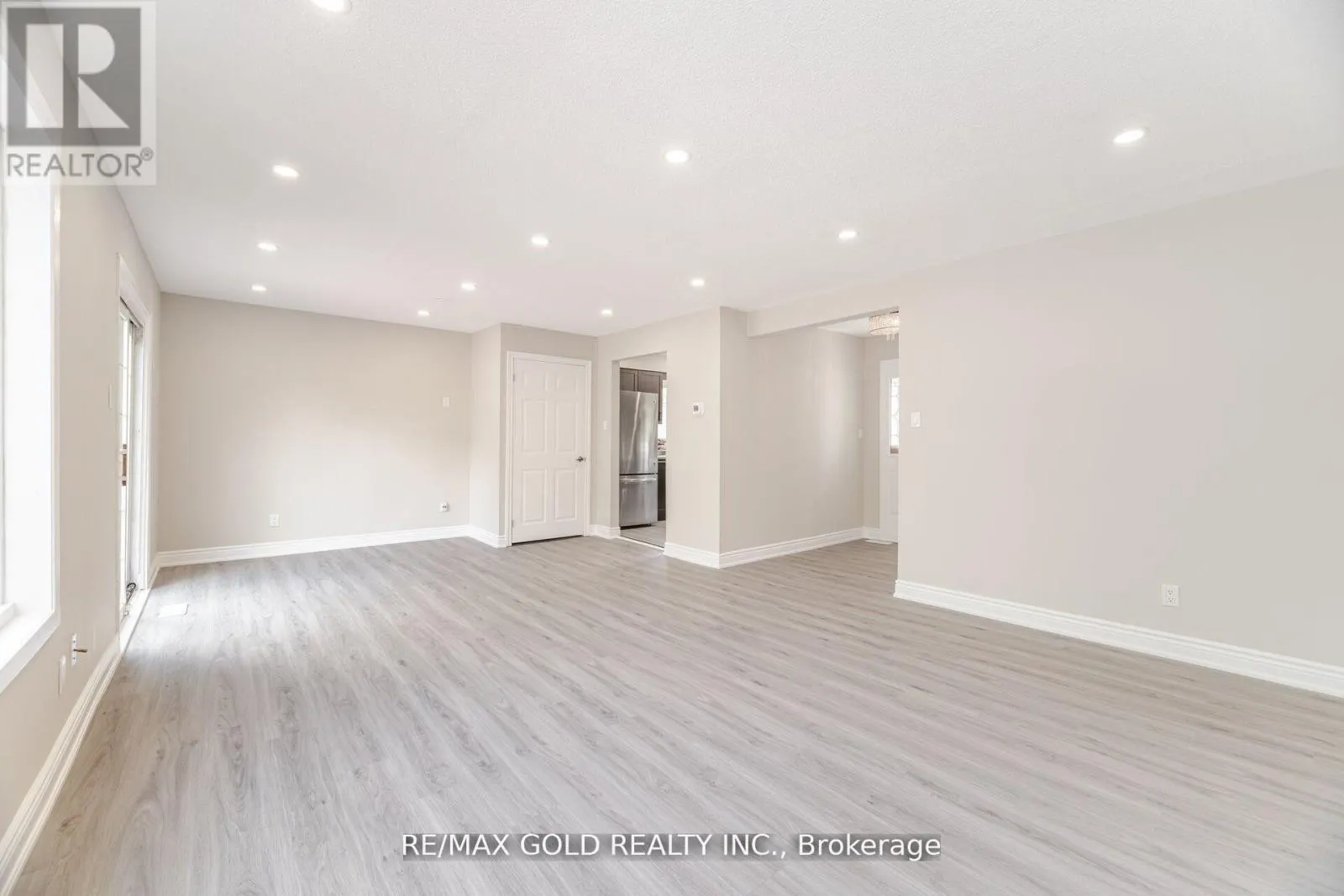 212 CEDARWOODS CRESCENT