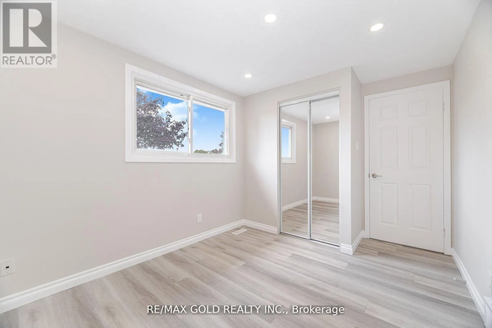 212 CEDARWOODS CRESCENT