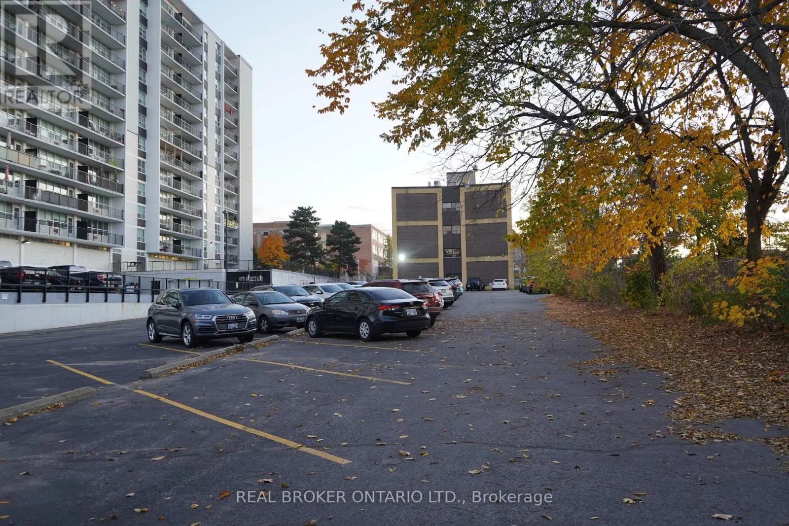 824 KING STREET W