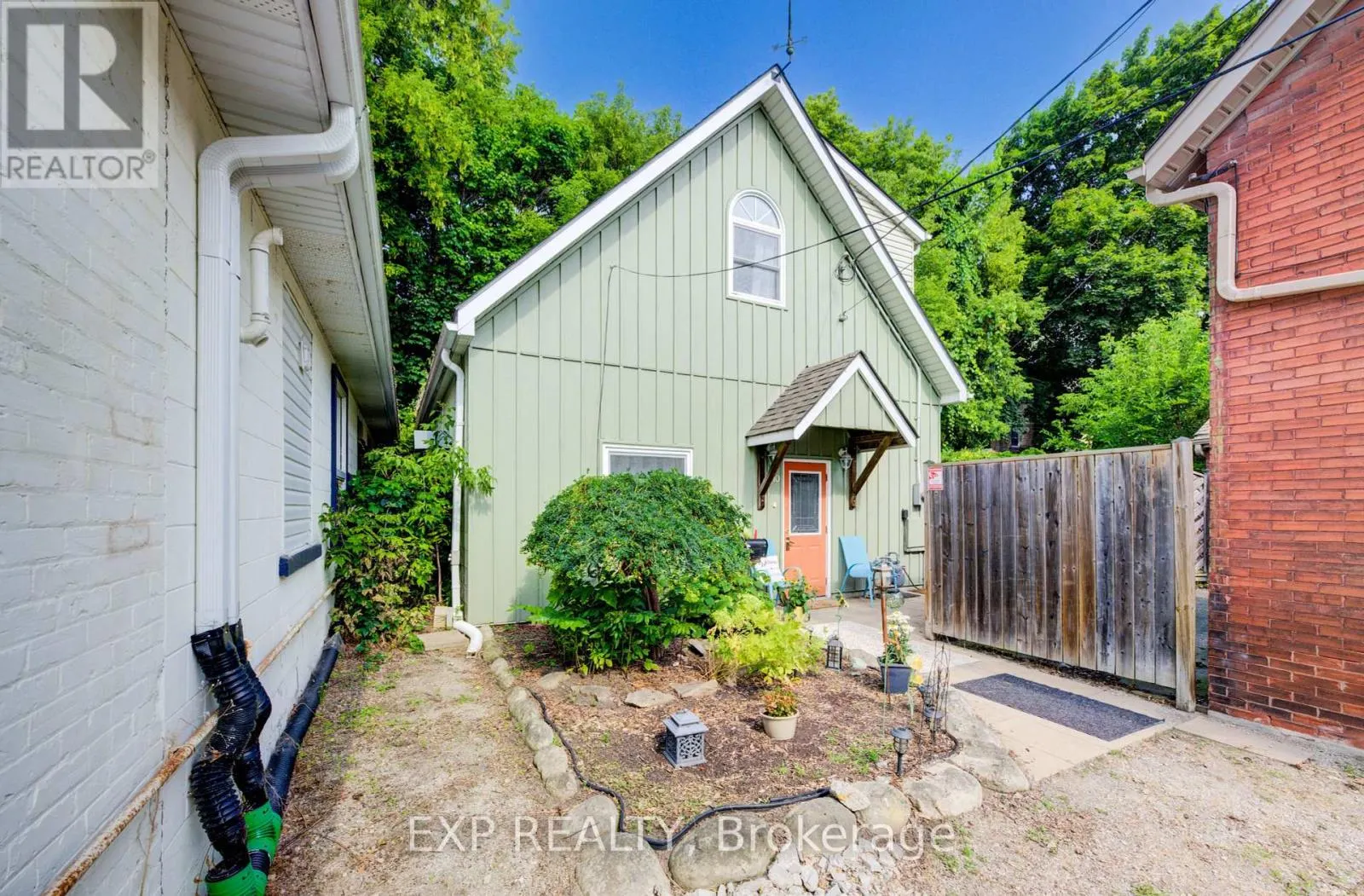 110 SURREY STREET E