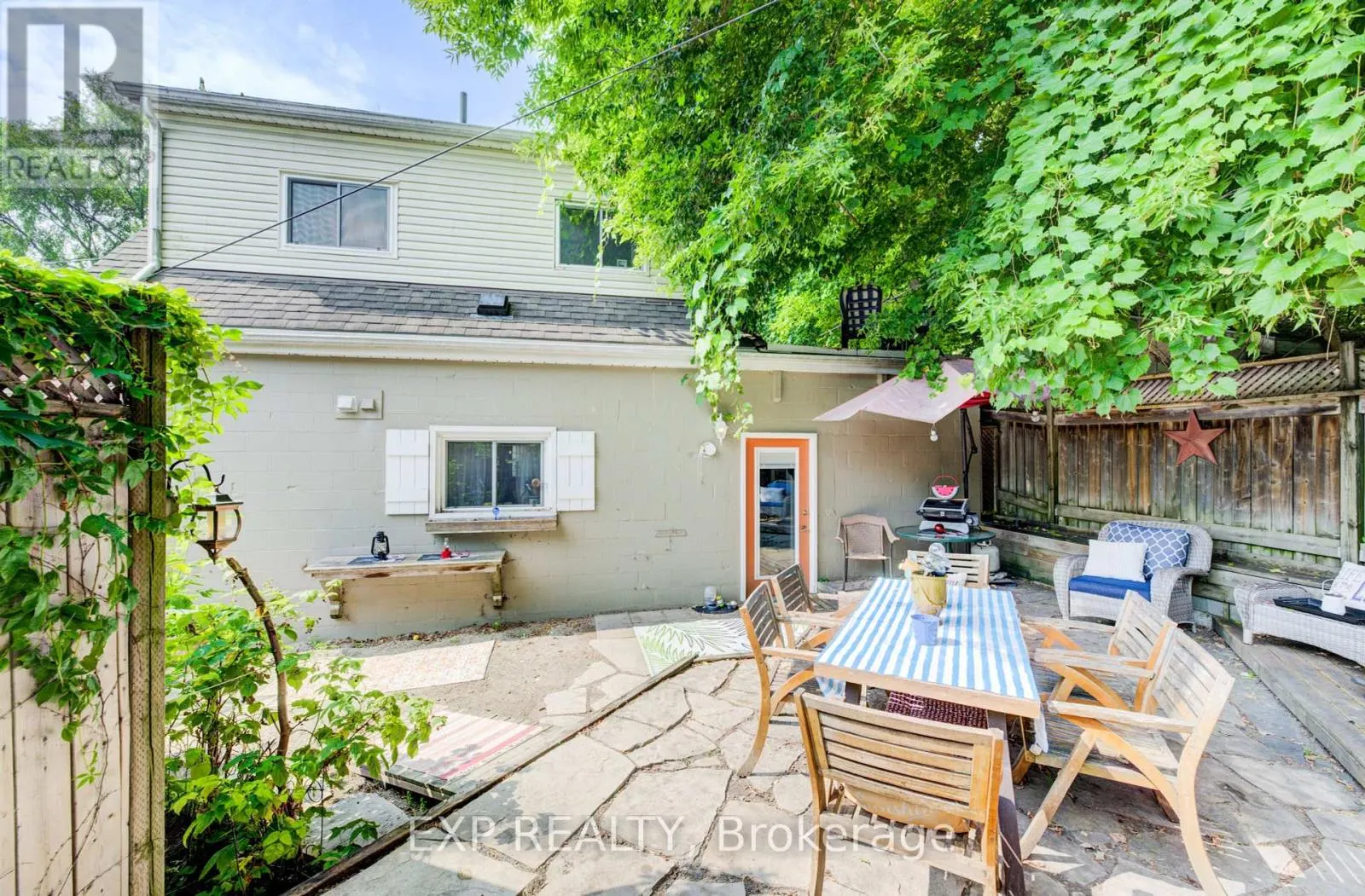110 SURREY STREET E