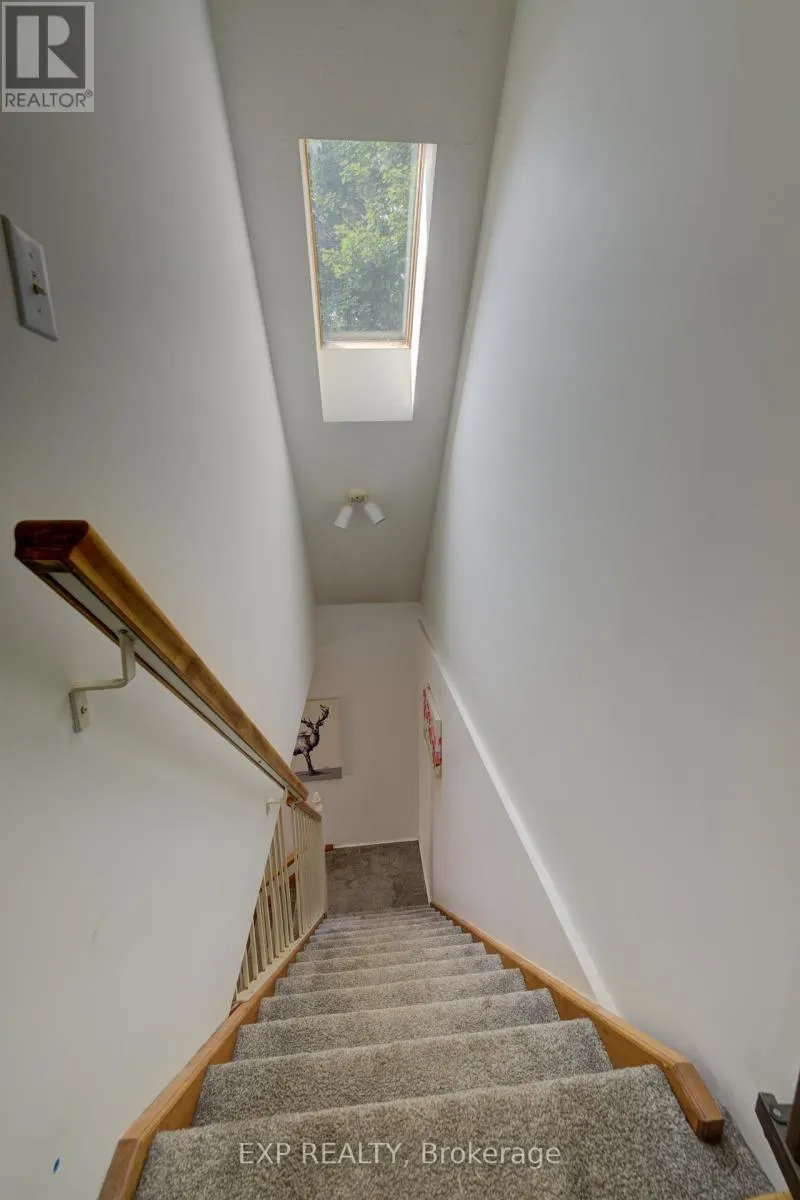 110 SURREY STREET E