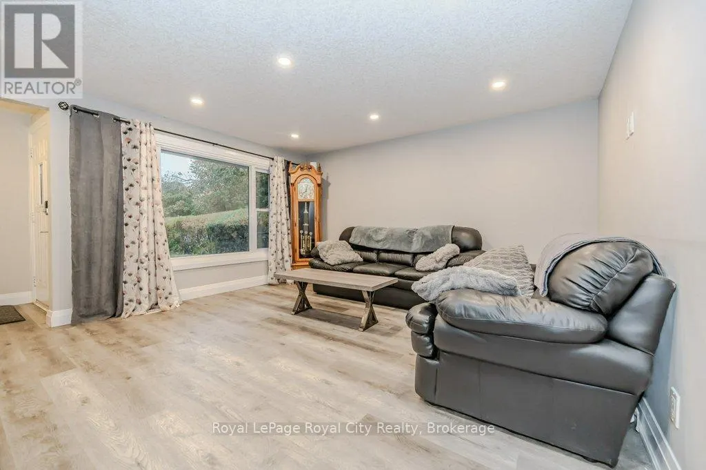 478 PINETREE CRESCENT
