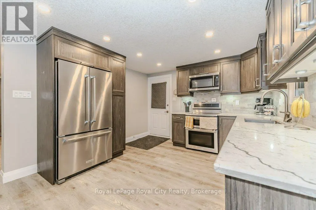 478 PINETREE CRESCENT
