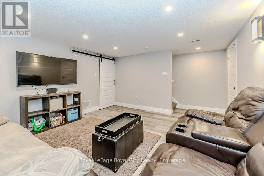 478 PINETREE CRESCENT