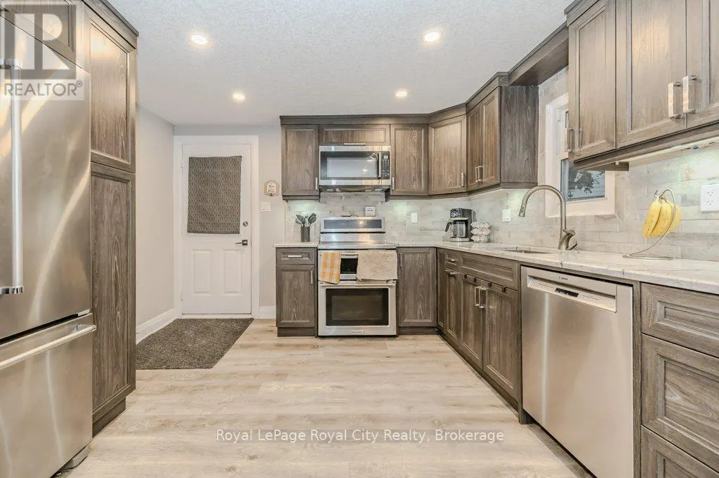 478 PINETREE CRESCENT