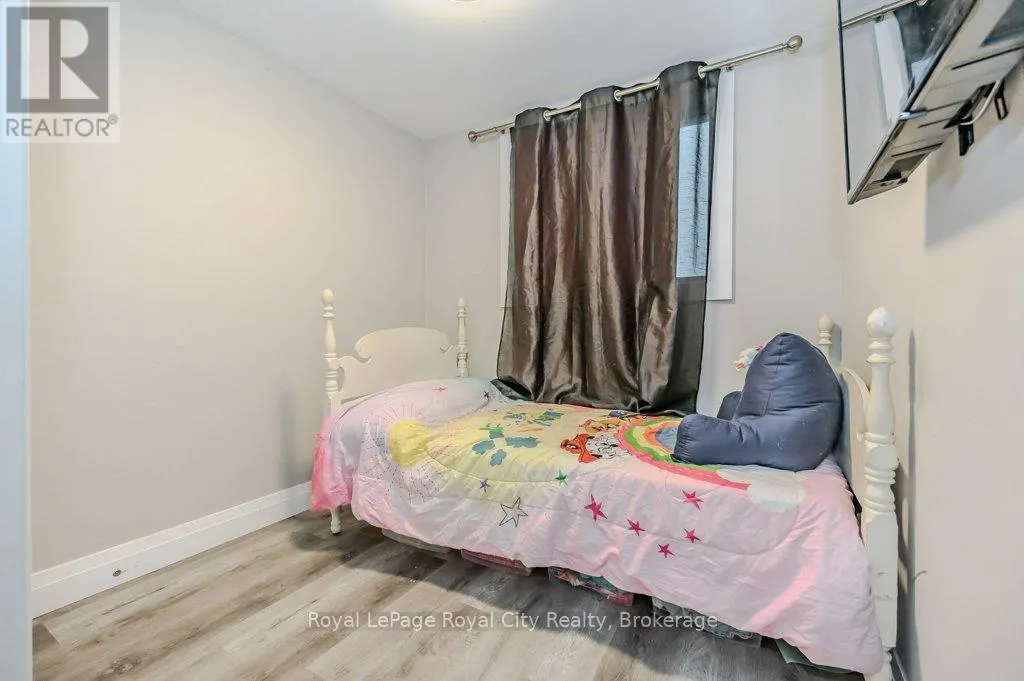 478 PINETREE CRESCENT