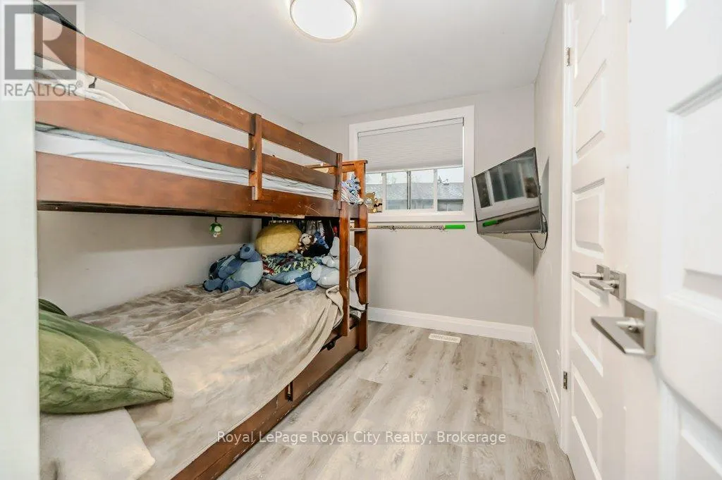 478 PINETREE CRESCENT