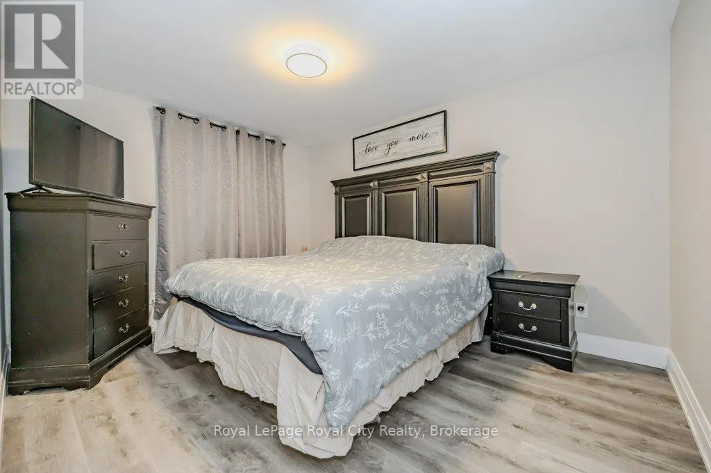 478 PINETREE CRESCENT