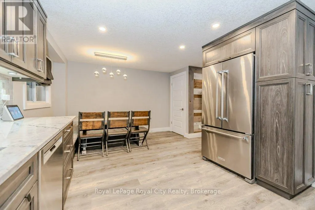 478 PINETREE CRESCENT