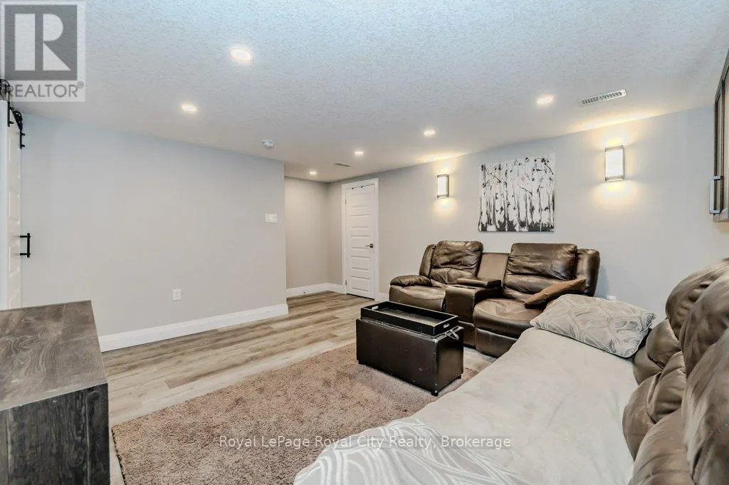 478 PINETREE CRESCENT