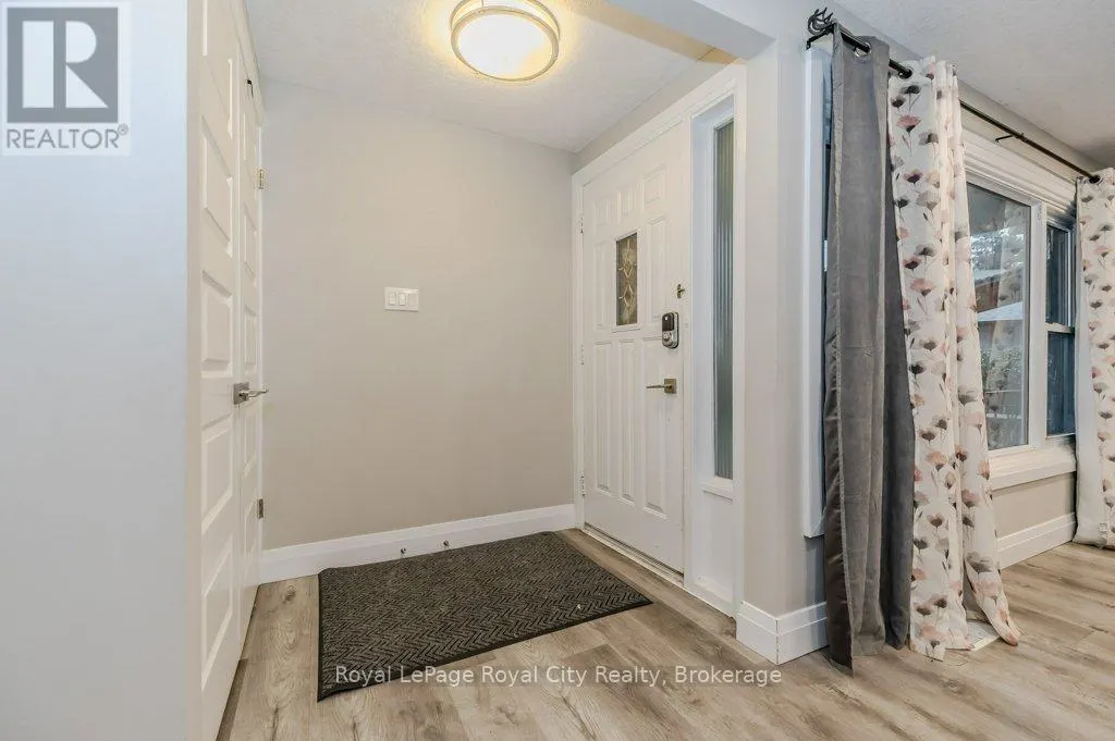 478 PINETREE CRESCENT