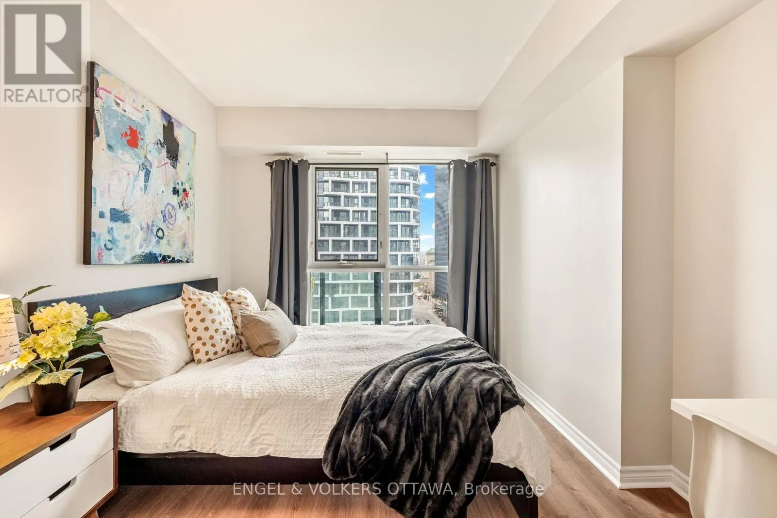 1403 - 445 LAURIER AVENUE W