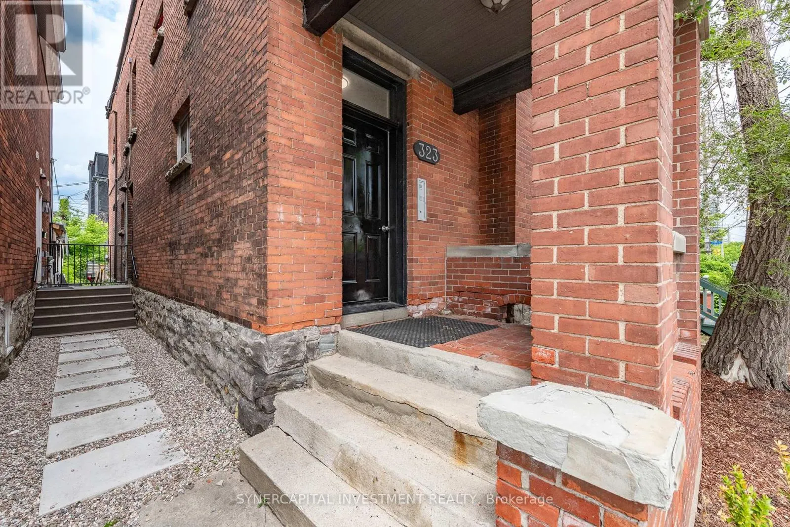 323 CATHERINE STREET W