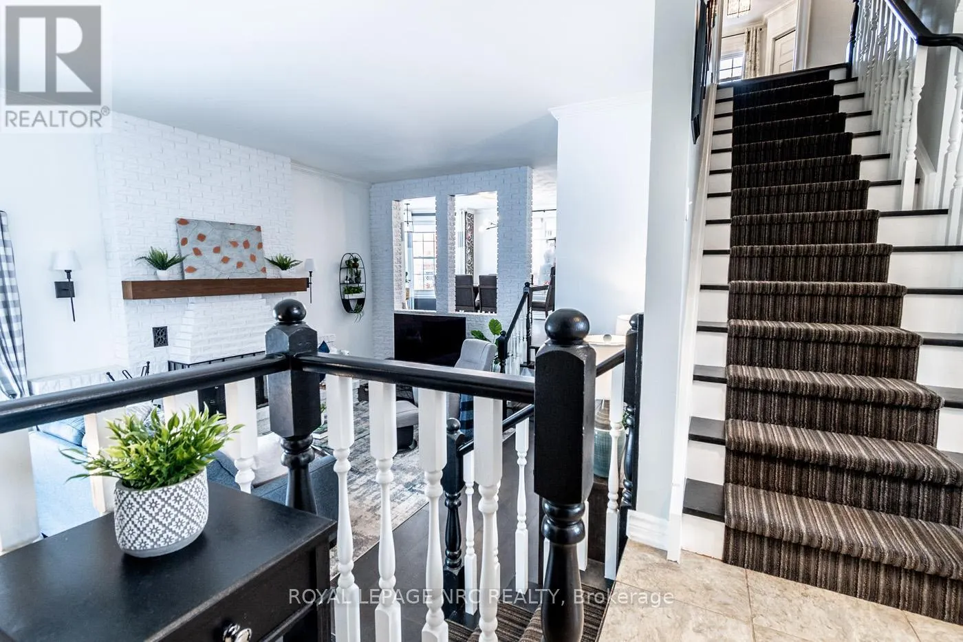 10 VINEMOUNT DRIVE