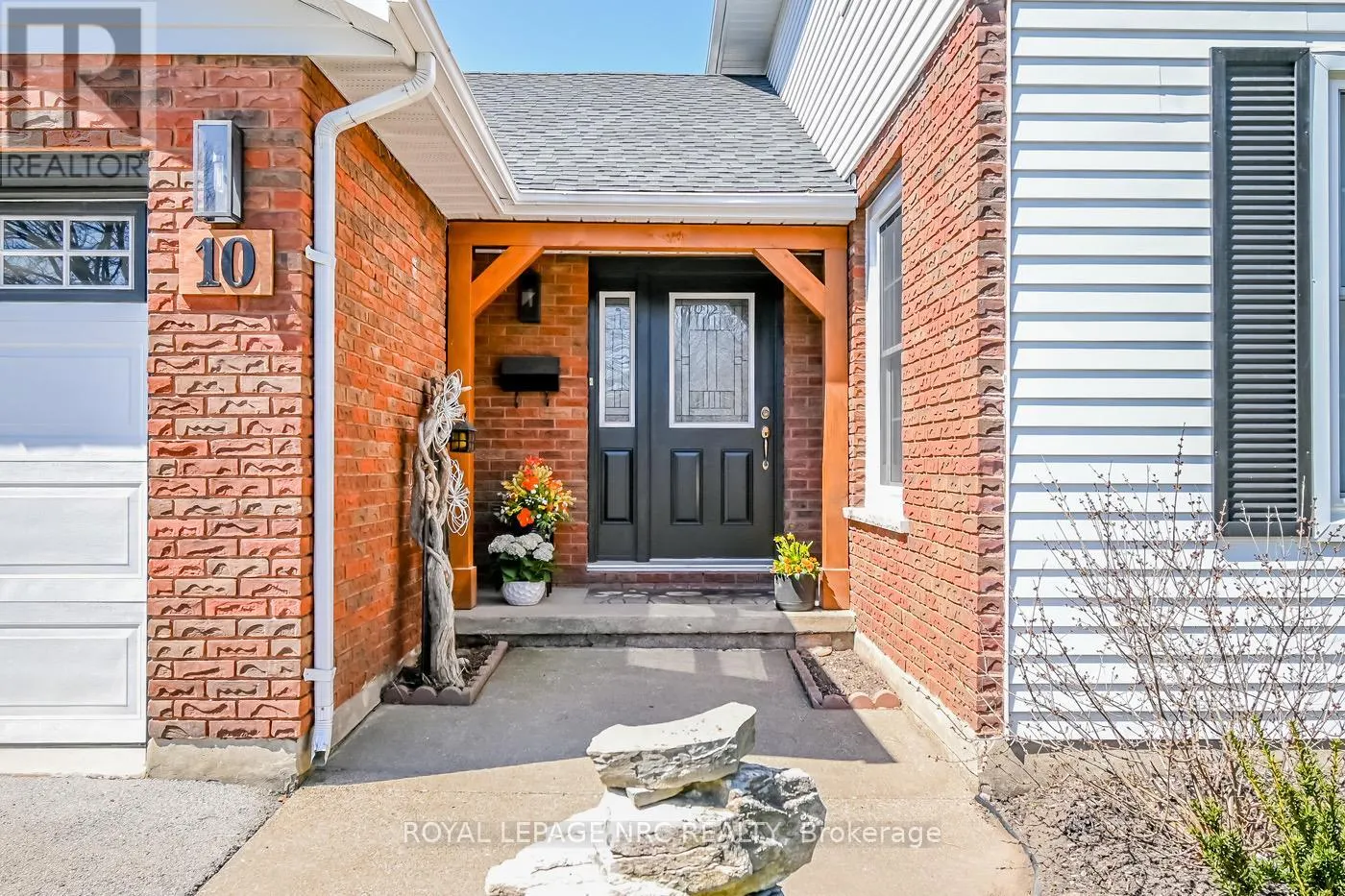 10 VINEMOUNT DRIVE