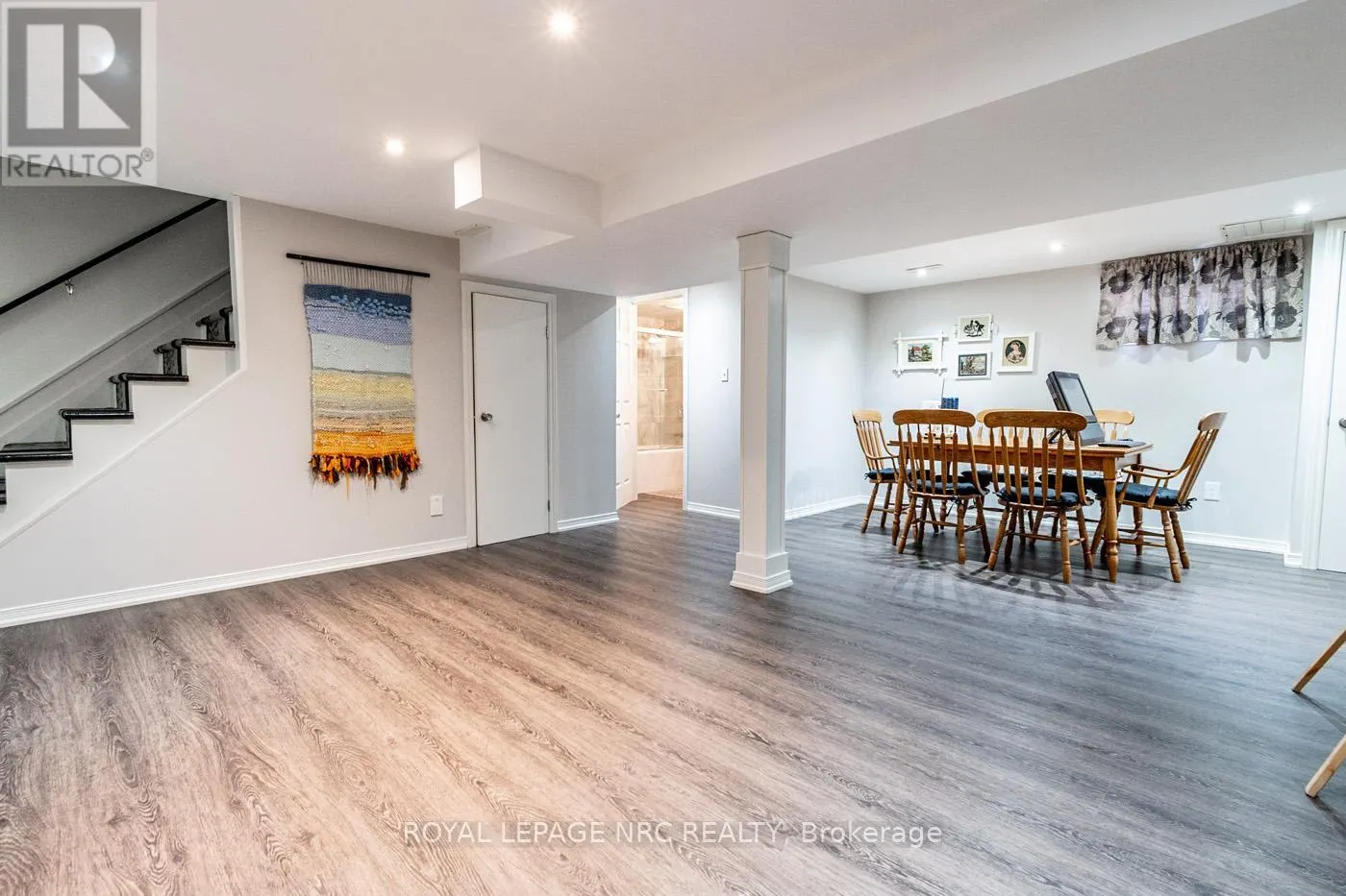 10 VINEMOUNT DRIVE
