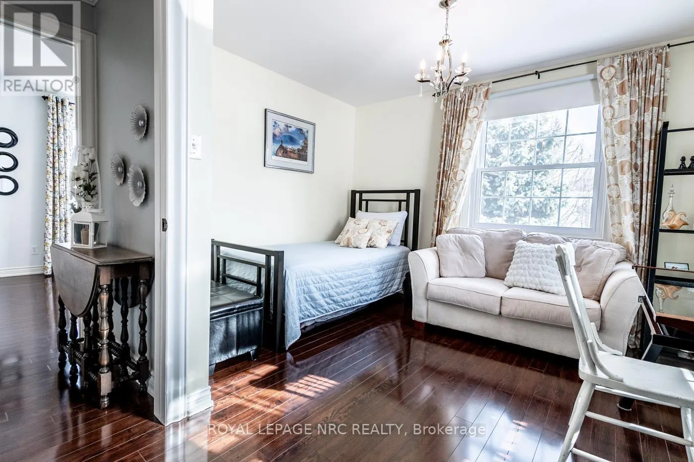 10 VINEMOUNT DRIVE