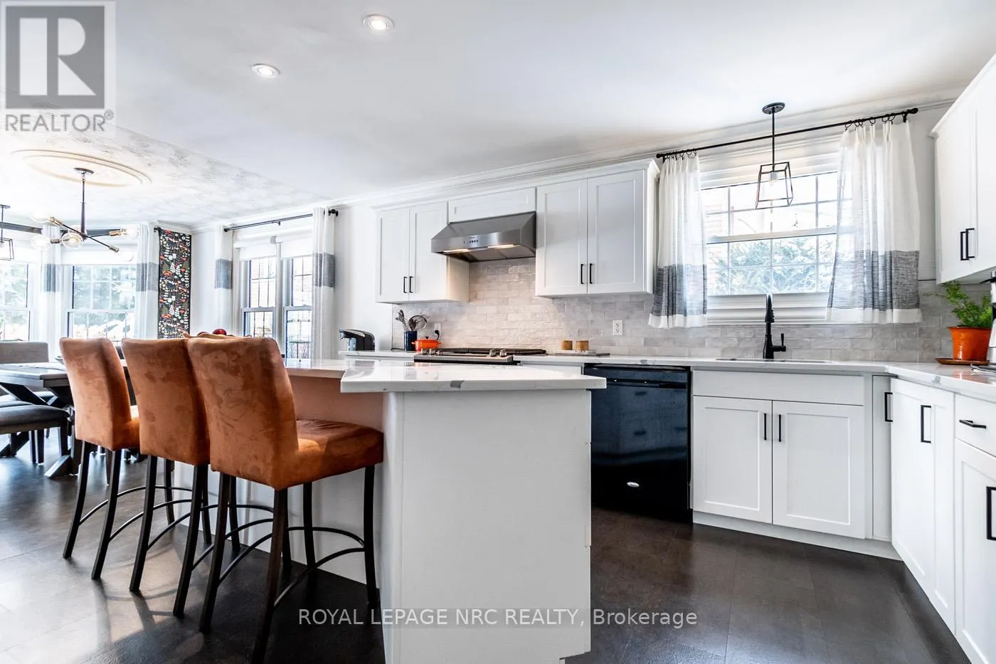 10 VINEMOUNT DRIVE
