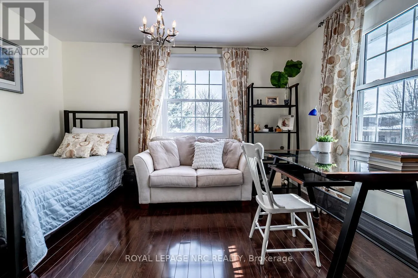 10 VINEMOUNT DRIVE