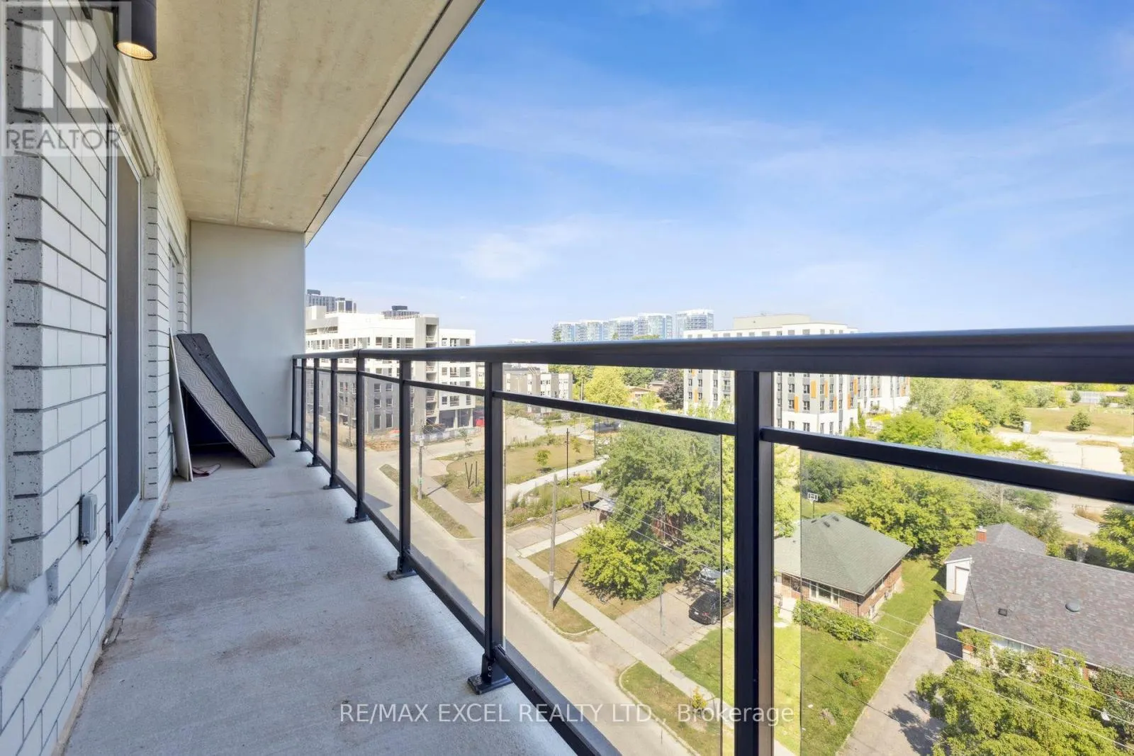 G607 - 275 LARCH STREET