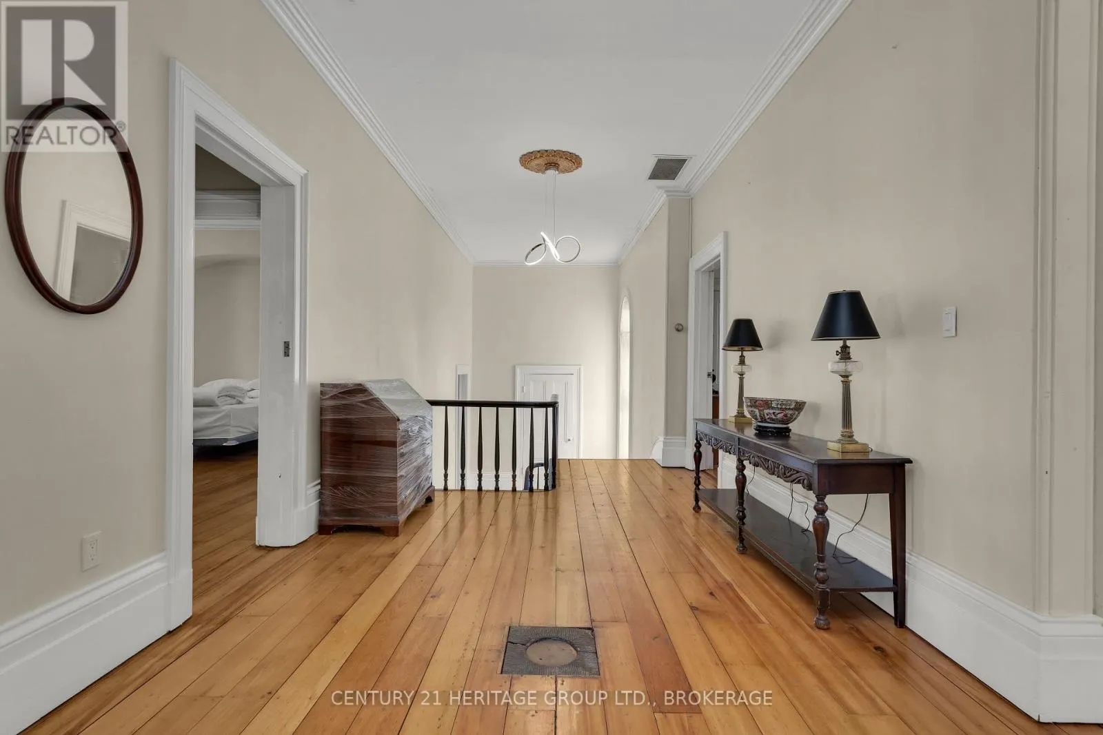 389 KING STREET E