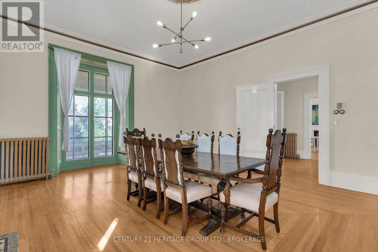 389 KING STREET E