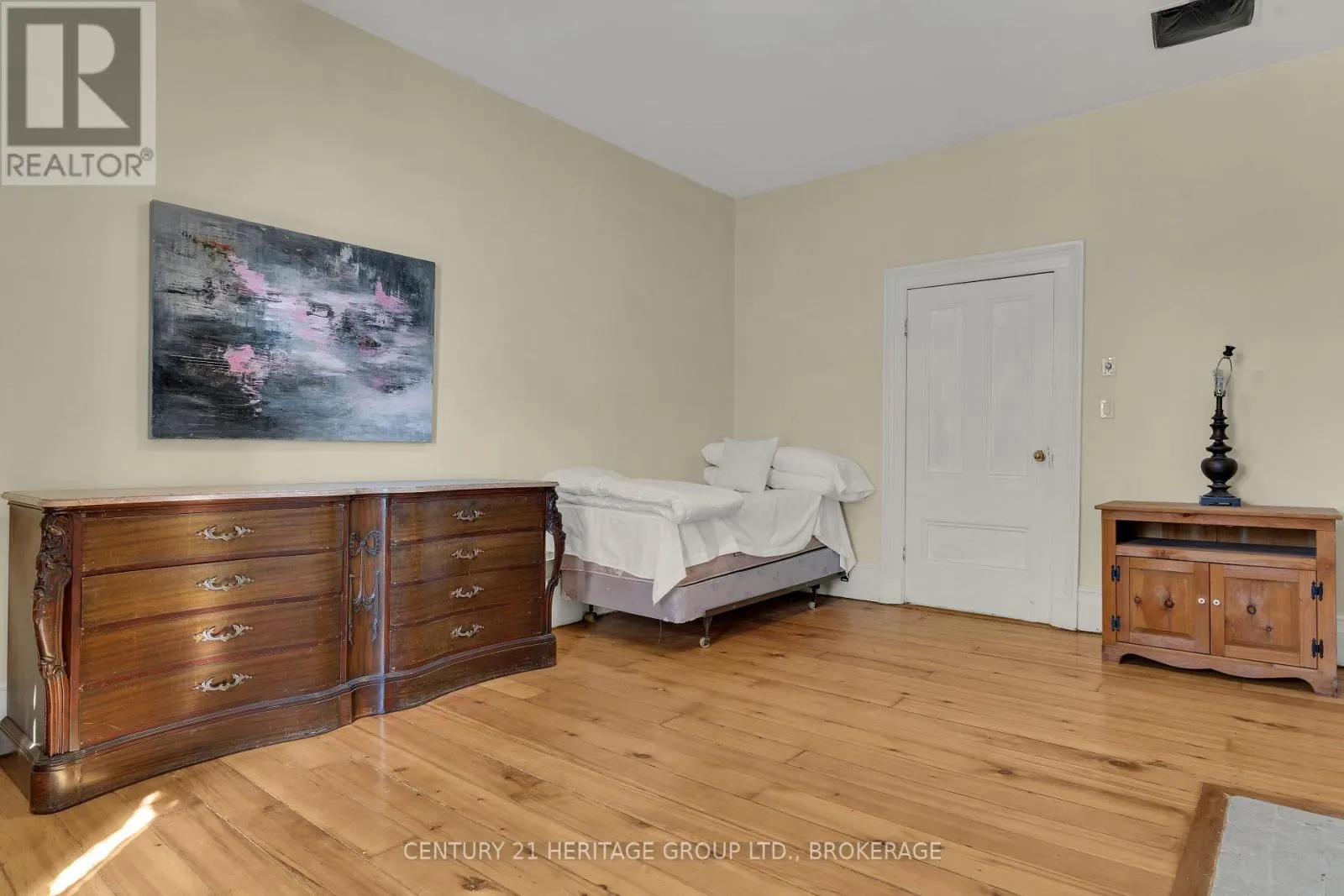 389 KING STREET E