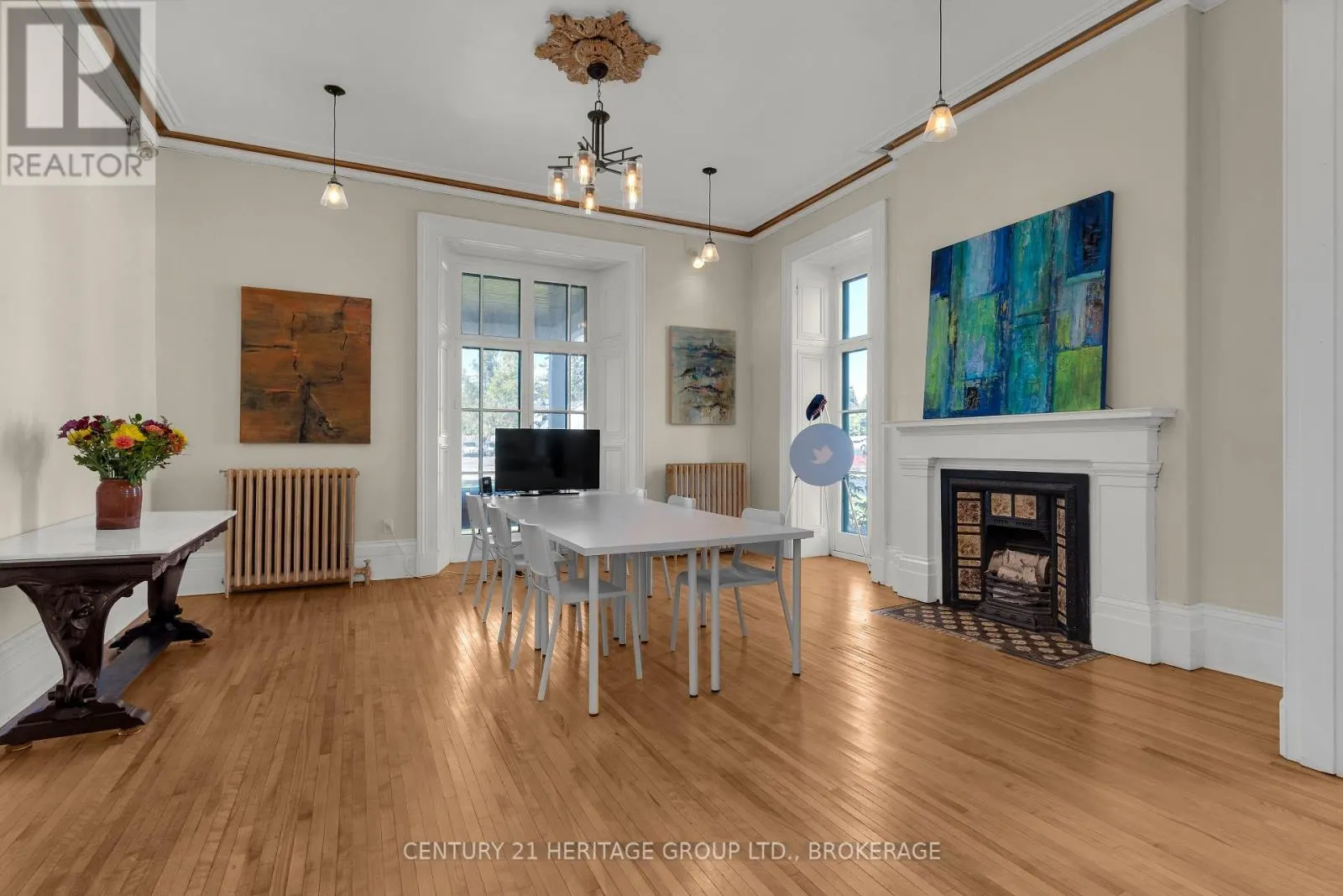 389 KING STREET E