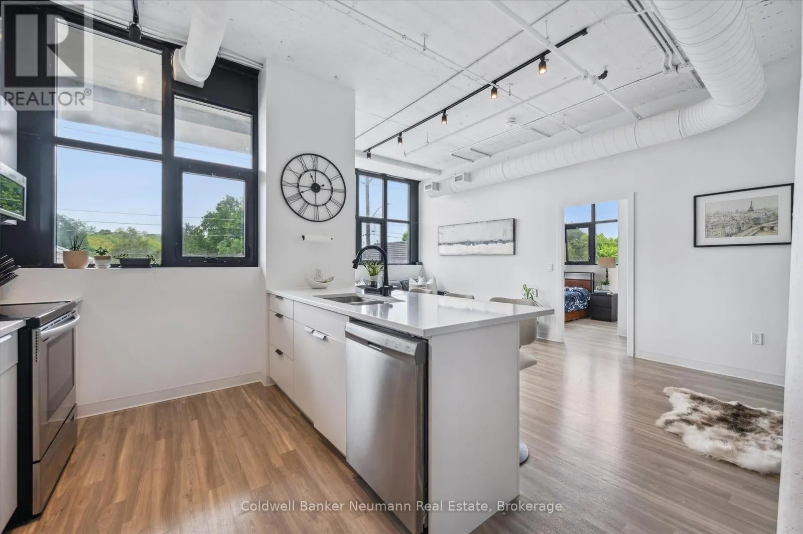 218 - 120 HURON STREET, #218