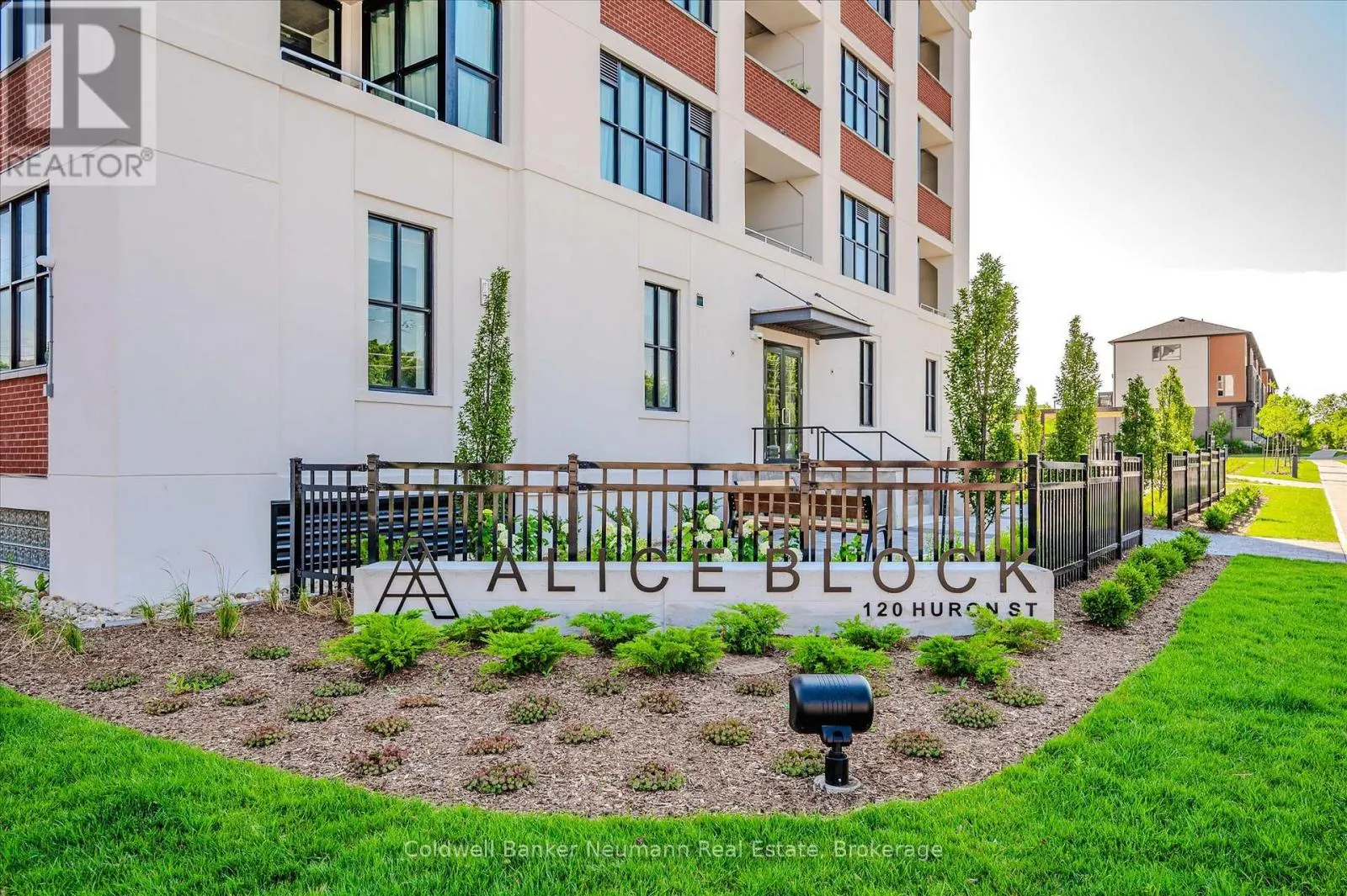 218 - 120 HURON STREET, #218