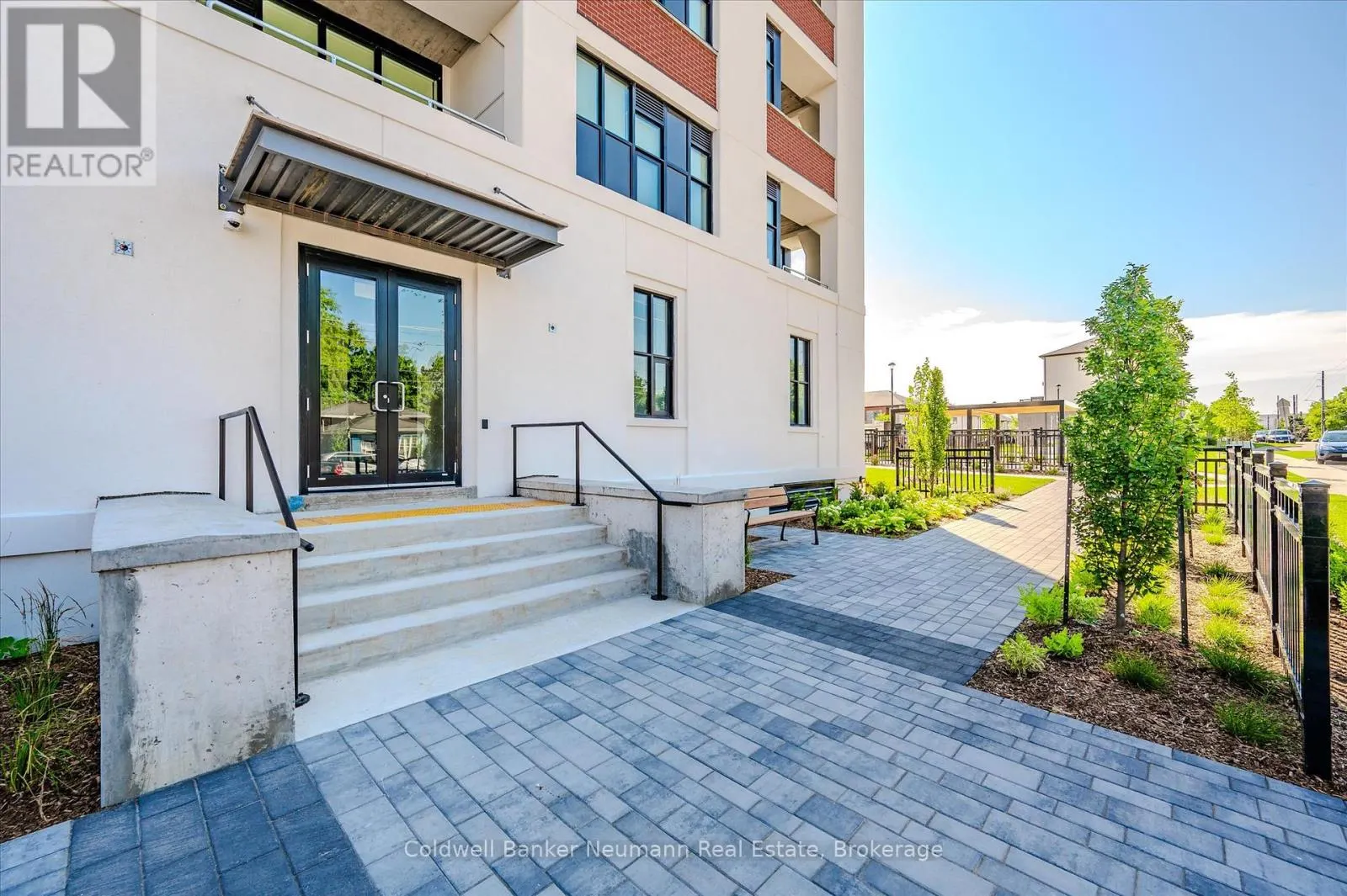 218 - 120 HURON STREET, #218