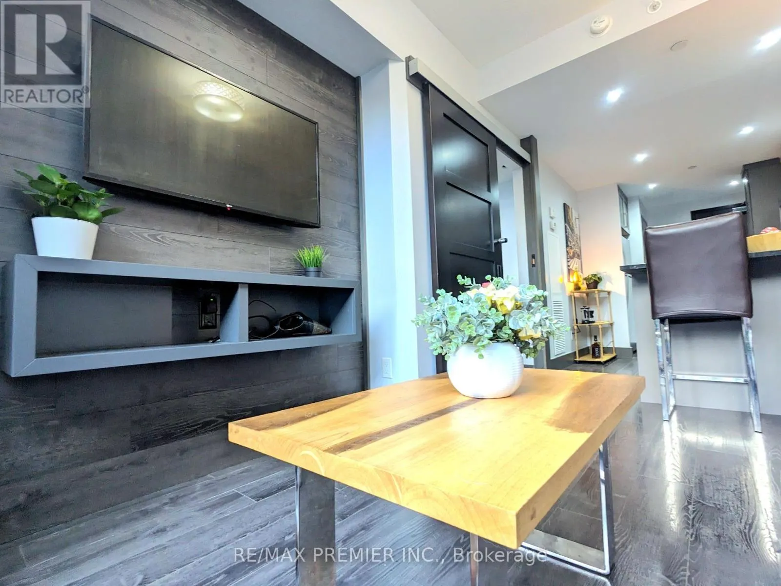 S803 - 330 PHILLIP STREET