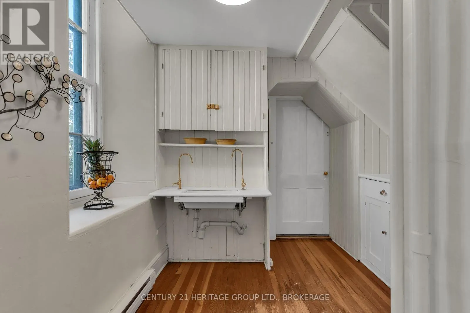 389 KING STREET E