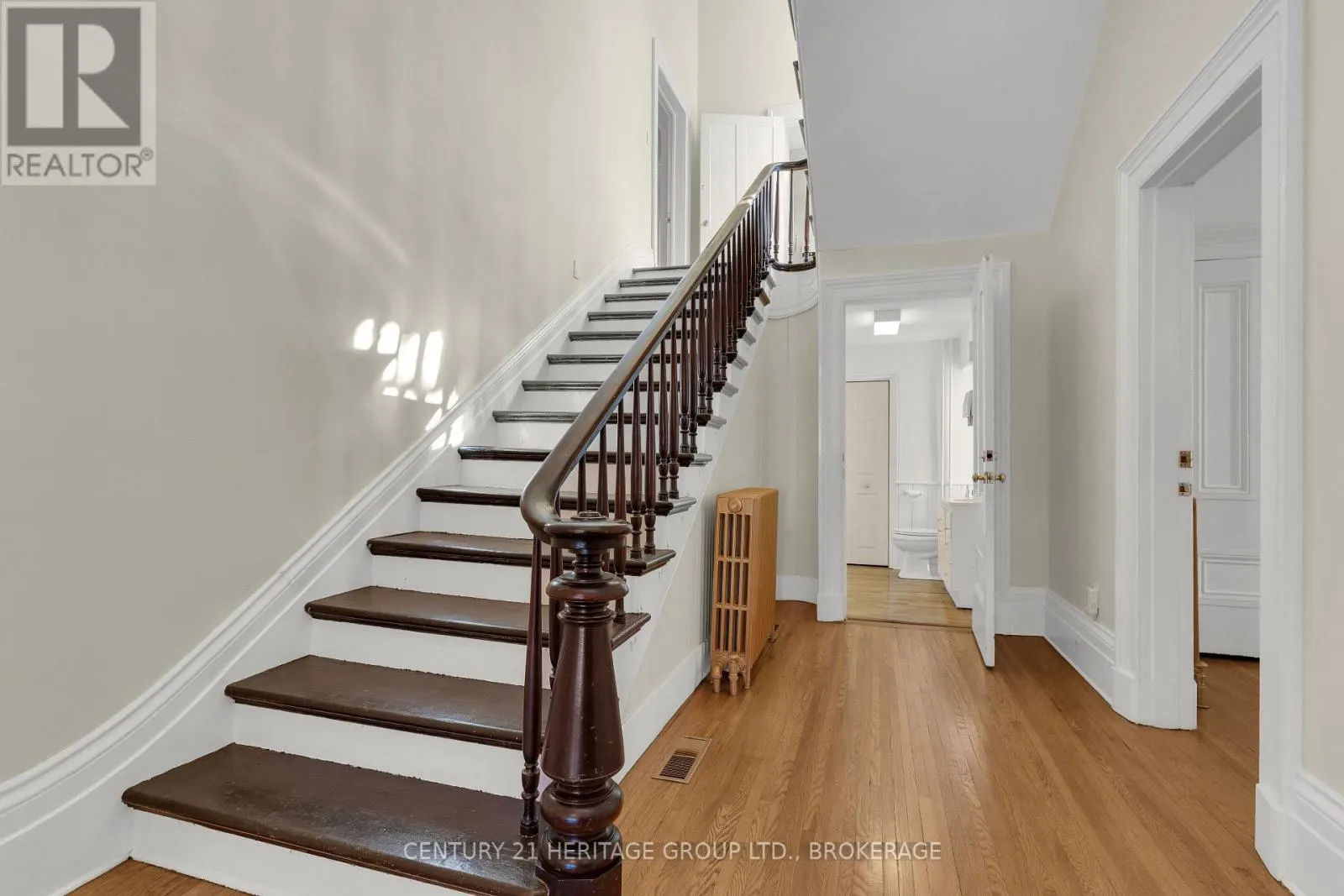 389 KING STREET E