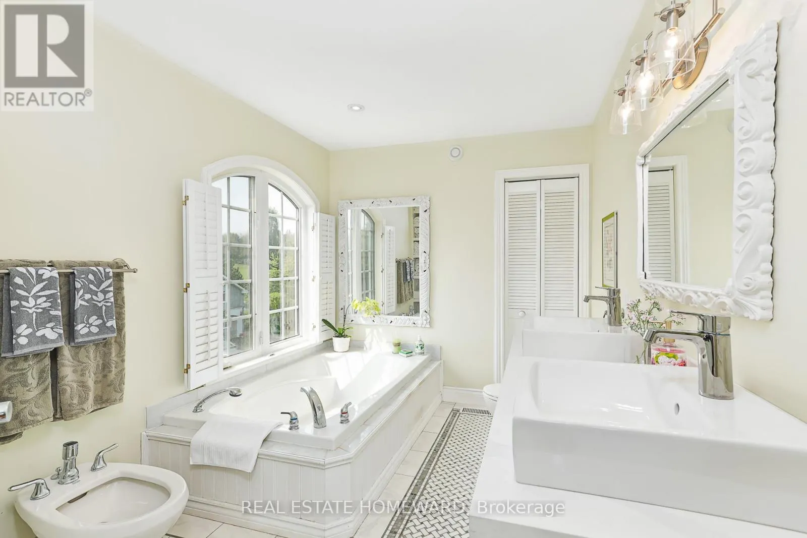 137295 12 GREY ROAD
